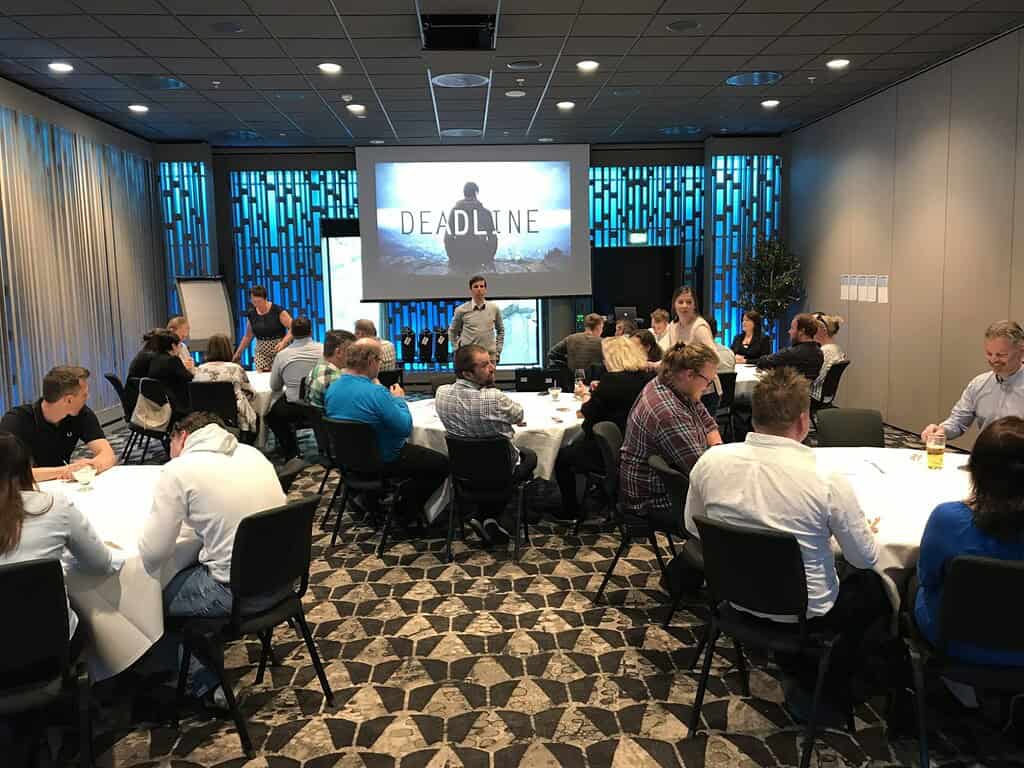 Deadline mobilt escape room i en konferansesal.