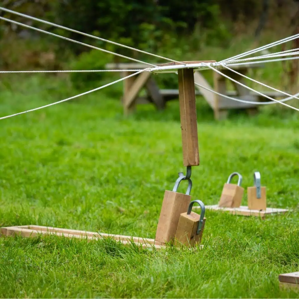 Utendørs aktivitetsutstyr i skogen.