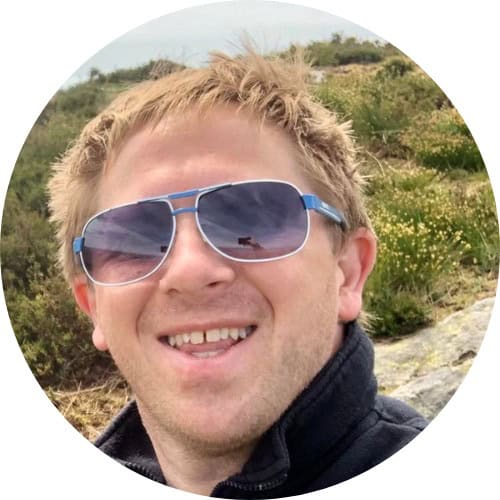 Solbriller og naturlandskap på Sotra Villmarkssenter.