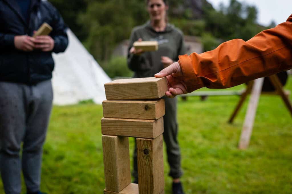 Folk som spilte utendørs spill og aktiviteter på Sotra Villmarkssenter, flott naturopplevelse.