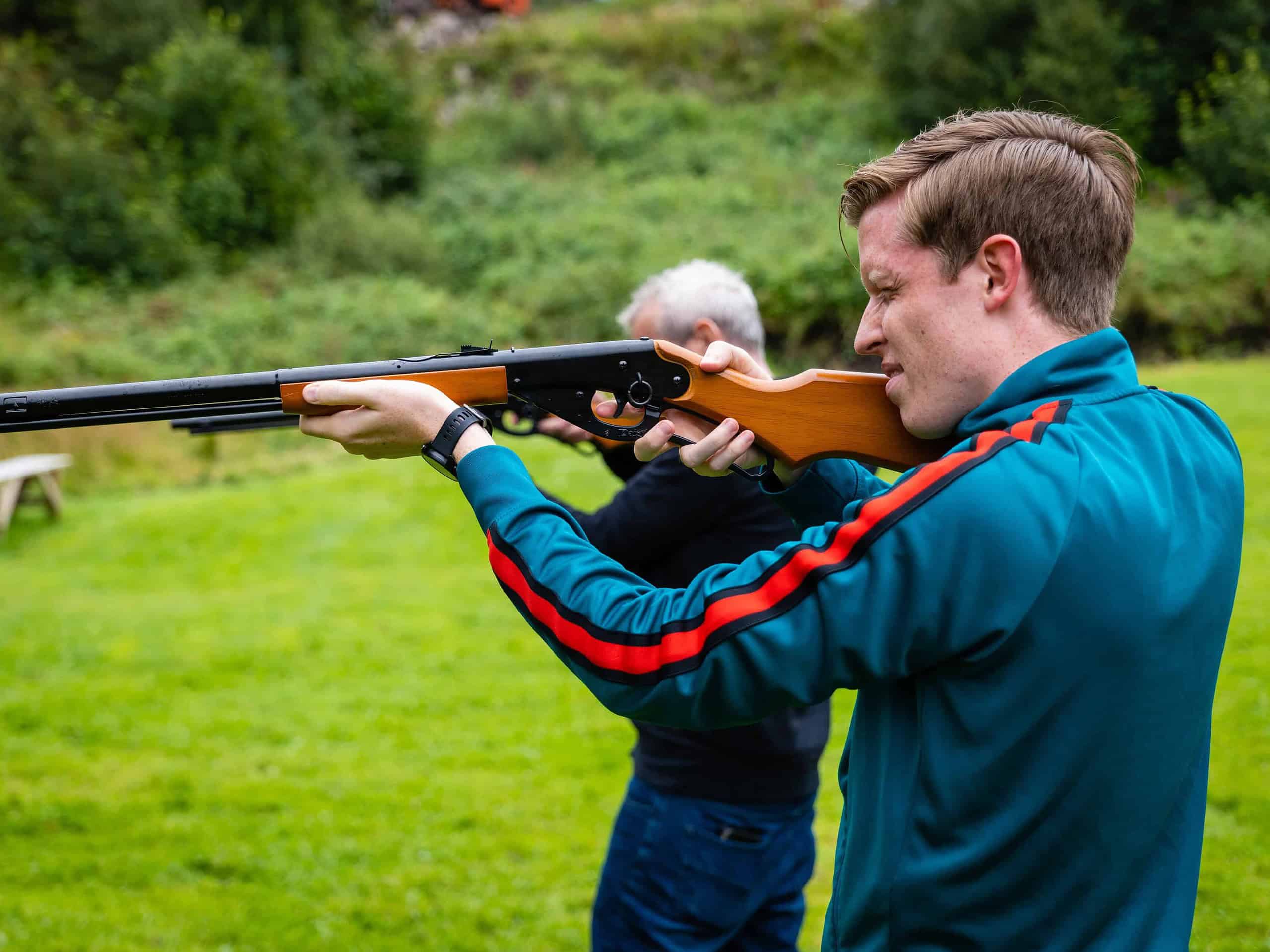 Skytter med rifle nyter utendørs skytetrening på Sotra Villmarkssenter.